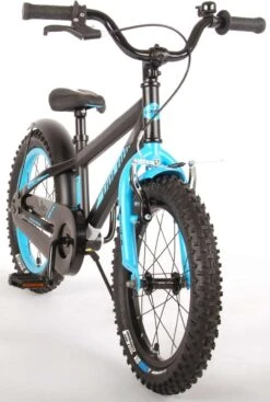 Volare Rocky Kinderfiets - 16 Inch - Zwart Blauw - 95% Afgemonteerd - Prime Collection -Speelgoed 808x1200