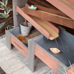 MUDDY BUDDY Waterbaan "Aqua Tower" Warm Grijs-poederroze -Speelgoed muddy buddy waterbaan aqua tower warm grijs poederroze a412720 2